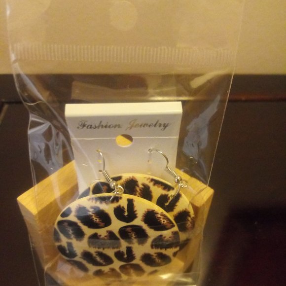 🇺🇸 3/$30 Black/Tan Leopard Animal Wood Earrings - Picture 3 of 3